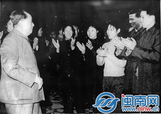 1965年，毛泽东接见中国男排，右二为漳州籍球员林亚鸣