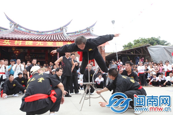 最年长的武者，63岁的老廖正在表演白鹤禅功