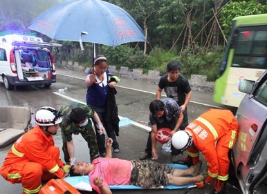 工友归途遇车祸10工人冒雨施救 事故已致1死9伤