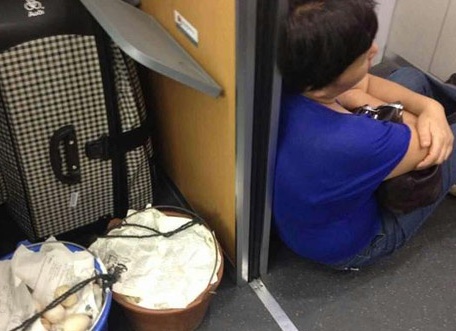 漳浦一母亲挑20多斤蛋赶动车看儿子 累到坐地睡着