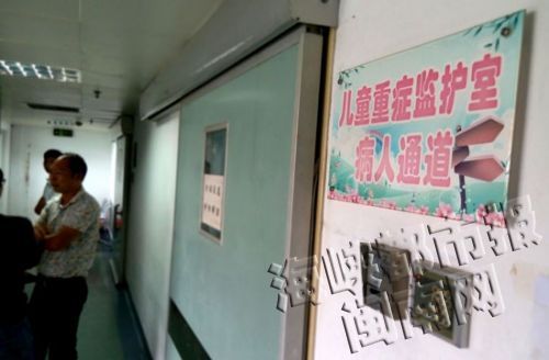 目前，两个小孩还在漳州市医院儿童监护室观察治疗