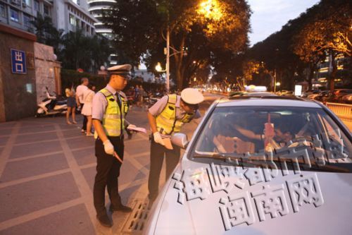 昨天傍晚，交警劝离停在漳州市医院门口的车辆
