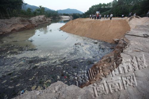 联合调查组在官浔溪南村发现一处非法采砂点，田地被挖开U形大坑