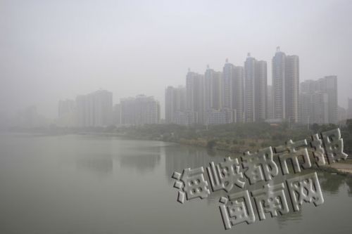 九龙江畔，被雾气笼罩的临江建筑-昨日上午摄于漳州大桥