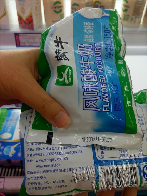 昨天，在吉马超市，又发现过期的袋装酸奶，仍摆放在货架上销售