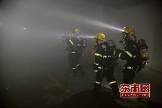 消防人员利用热成像仪对被困者进行搜救